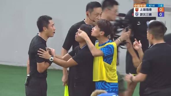 老板让秘书趴下露出屁股